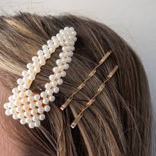 Traditional options like claw clips, barrettes, and hair ties keep hair neatly in place, while ribbons, headbands, and scarves bring a touch of elegance or playfulness.